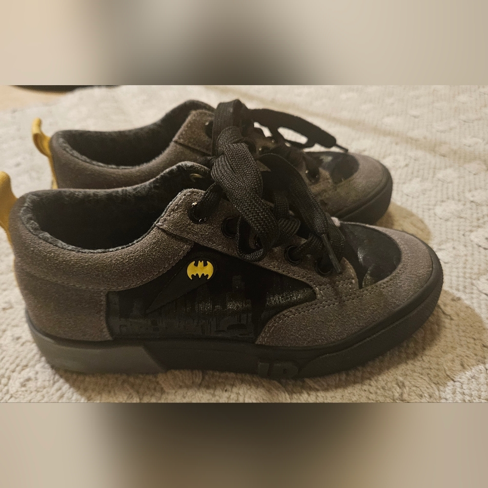 Black Yellow Batman Boys Ground Up Sneakers Size 2 Comic Cartoon Super Hero
